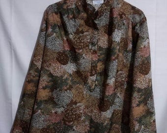 Blusa hippie vintage de Sears, años 70, con cuello, mangas largas y estampado floral y hojas, abotonada.