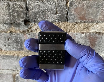 Accendino Zippo vintage del luglio 2001 con impugnature nere (funzionante)