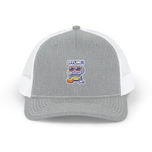 Könnte beinhalten: Graue Trucker-Cap mit weißem Mesh-Rücken. Auf der Vorderseite befindet sich eine farbenfrohe Grafik eines Retro-Roboters mit Sonnenbrille und Popcorn, mit dem Text "OFFLINE :)".