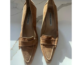 Vintage 1990s Manolo Blahnik Tan Suede Loafer Pointed Toe Size 36 Kitten Heel