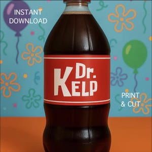 Peut inclure: Une bouteille de boisson brun foncé avec une étiquette rouge portant l'inscription "Dr. Kelp" en blanc. Le fond est bleu clair avec des fleurs et des ballons de dessin animé. Les mots "Téléchargement instantané" et "Imprimer et couper" sont également visibles.