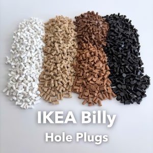 Peut inclure: Plusieurs bouchons de trous IKEA Billy de couleurs variées : blanc, beige, marron et noir. Ces petits bouchons cylindriques sont conçus pour les étagères IKEA Billy. Le texte "IKEA Billy Hole Plugs" est affiché en bas.