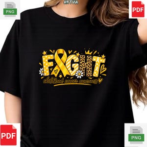 Puede incluir: Una camiseta negra de manga corta con un diseño gráfico que muestra la palabra FIGHT en amarillo, incorporando un lazo de concienciación amarillo, estampado de leopardo y lunares. Debajo, el texto dice childhood cancer awareness.