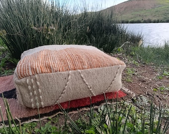 Pouf marocain artisanal en laine ,Beni Ourain, coussin carré Azila, boho pouf