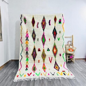 Adorable tapis marocain moderne de Azilal Rug.