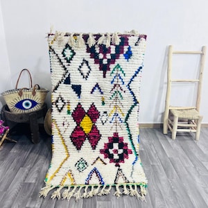 Adorable tapis marocain moderne de Azilal Rug.