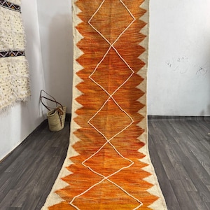 Alfombra marroquí Beni Ourain de lana naranja hecha a mano, con estampado de rombos.