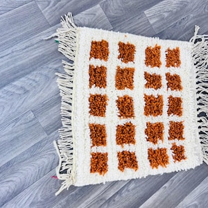 Mini alfombra de lana hecha a mano: decoración de escritorio bereber marroquí