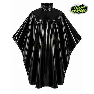 Può includere: Un poncho nero a collo alto con una finitura lucida simile alla vernice e una silhouette ampia e fluida. Il capo presenta una cucitura verticale centrale e un logo nell'angolo in alto a destra con la scritta DENIM APPAREL in caratteri verdi e neri.