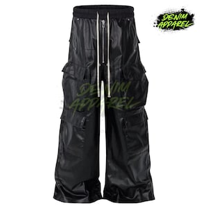 Può includere: Pantaloni cargo neri in ecopelle con multiple tasche e vita con coulisse. I pantaloni hanno un design a gamba larga e un cordino bianco. Il testo "DENIM APPAREL" è stampato.