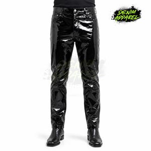 Puede incluir: Pantalones negros brillantes, con aspecto de vinilo, con cierre de botón y bolsillos. Los pantalones se combinan con botas negras. La imagen incluye el texto "DENIM APPAREL" en verde, con un efecto desgastado.