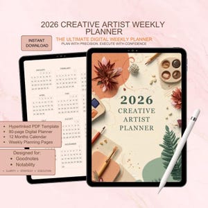 Puede incluir: Dos tabletas digitales que muestran un planificador semanal de artistas creativos de 2026. El planificador presenta una paleta de colores neutros con elementos artísticos. El texto incluye "Descarga instantánea" y detalles del planificador. Un lápiz óptico descansa sobre la tableta derecha.