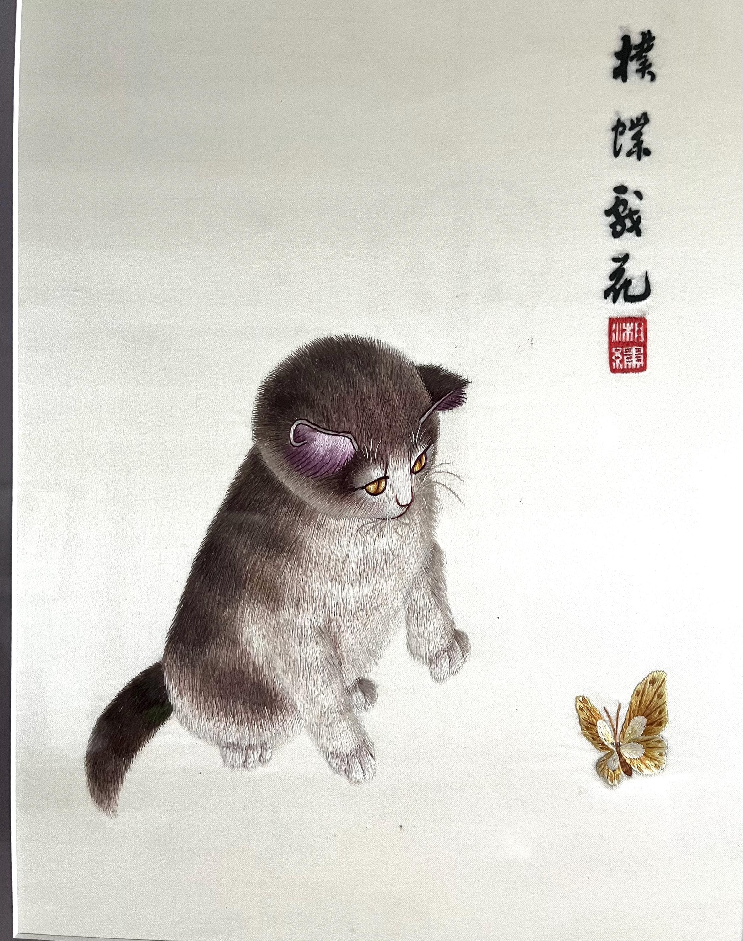 20世紀ヴィンテージの中国シルク刺繍の額入り蝶の猫アート壁掛け