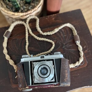 Cámara Kodak Retina 148 vintage, fabricada en Alemania a mediados del siglo XX, con estuche de cuero y correa estilo bohemio (sin probar).