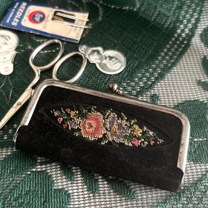 Astuccio/borsetta da viaggio vintage in pelle scamosciata/pelle stile vittoriano, con ricamo e motivo floreale, ideale per manicure e ricamo.