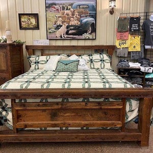 Op de afbeelding: Een witte keramische mok met een zwart handvat en de tekst "But First, Coffee" in een vetgedrukte, zwarte letter. De mok staat tegen een vage achtergrond, wat een gezellige setting suggereert.