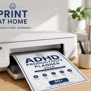 Puede incluir: Una impresora doméstica blanca que imprime un documento titulado ADHD PRODUCTIVITY PLANNER 2026. La página incluye texto como EXECUTIVE FUNCTION WORKBOOK & DAILY FOCUS SYSTEM, 40+ PRINTABLE PAGES e iconos para la planificación diaria.