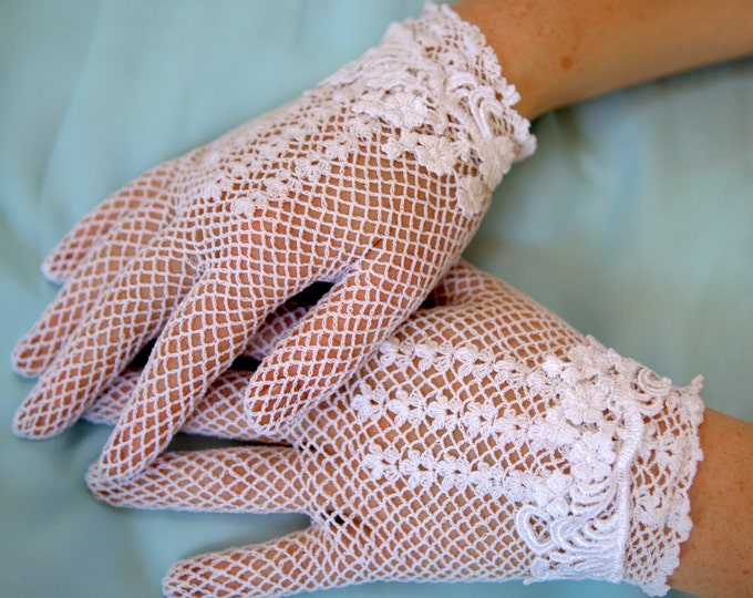 Featured listing image: Ivory lace bridal gloves