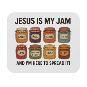 Puede incluir: Un posavasos cuadrado blanco con el texto "JESUS IS MY JAM" y "AND I'M HERE TO SPREAD IT!". Presenta ilustraciones de ocho tarros de mermelada etiquetados "FAITH", "Pray", "BLESSED", "Eternal", "Love", "GRATITUDE & GRACE", "Hope" y "BELIEVE".