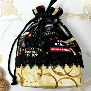Borsa per progetti da bar, borsa per filati da caffè vintage, borsa nera con coulisse per lavori a maglia, borsa per progetti all'uncinetto fatta a mano, regalo per creatori