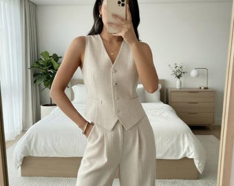 Beige tweedelig damespak, mouwloos, wijde pijpen, hoge taille, chic, elegant, geschikt voor kantoor, bruiloft en ceremonie.