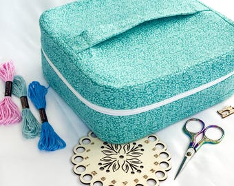 Estuche para proyectos de bordado turquesa hecho a mano: organizador de punto de cruz
