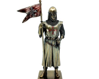 Estatua de caballero cruzado pintada a mano / Guerrero templario medieval