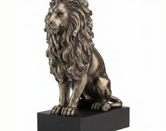 Estatua de león sentado sobre pedestal / Figura de guardián real / Decoración clásica del hogar