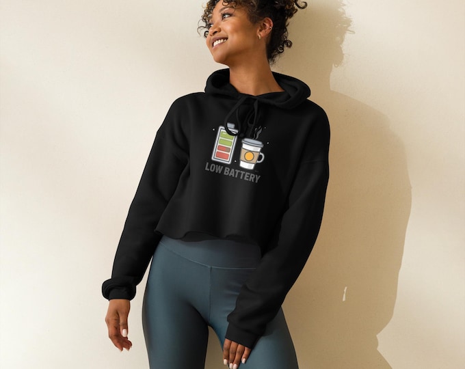Funny Crop Hoodie – “Low Battery” Graphic Coffee Sweatshirt, Unisex Pullover, Cozy Casual Streetwear, Gift for Coffee Lovers