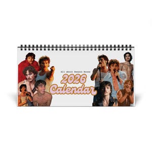 Könnte beinhalten: Ein Spiral-Schreibtischkalender mit mehreren Bildern von Benson Boone. Der Kalender hat den Text "All about Benson Boone" und "2026 Calendar" in rosa Schrift. Die Bilder zeigen Benson Boone in verschiedenen Posen.