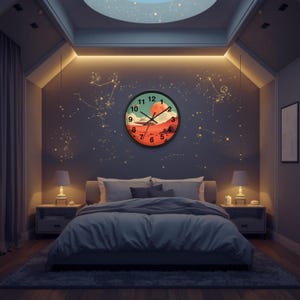 Puede incluir: Un reloj de pared redondo con marco negro, que presenta un diseño de paisaje con un sol rojo y montañas. El reloj está montado en una pared azul oscuro en un dormitorio, encima de una cama con ropa de cama gris. La habitación tiene una decoración temática de constelaciones.