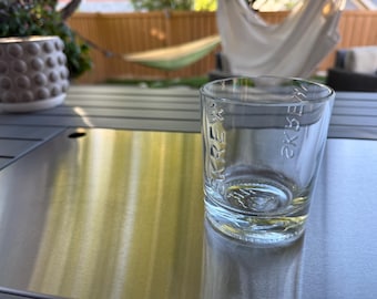 Vaso de whisky con mantequilla de cacahuete Skrewball