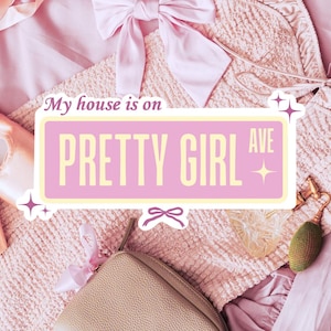 Puede incluir: Composición estética con un letrero rosa que dice "Pretty Girl Ave". Zapatillas de ballet, un lazo, un pequeño bolso y un frasco de perfume están dispuestos sobre una superficie rosa texturizada, creando una estética suave y femenina.