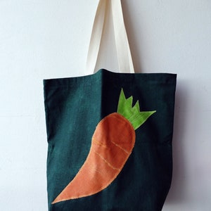 Sac fourre-tout. Décor patchwork de carottes, tissu en coton vert. Sac shopping végétalien. Transportez toutes vos affaires du quotidien dans ce sac vert en toile. Élégant