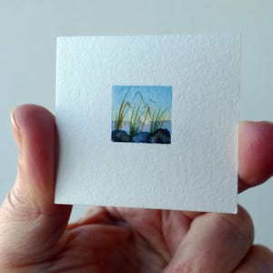 Acquerello in miniatura, dipinto di paesaggio marino, dipinto di casa delle bambole, mini paesaggio marino, piccola arte, piccolo acquerello, dell'artista Ilse Hviid,