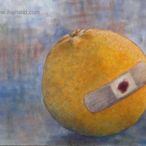 Puede incluir: Pintura al &oacute;leo de una gran fruta naranja con una tirita aplicada. La fruta es de un color amarillo-naranja vibrante, y la tirita tiene una mancha roja oscura. El fondo es una mezcla de tonos azules, grises y rosas. La direcci&oacute;n del sitio web "www.ilsehviid.com" es visible.