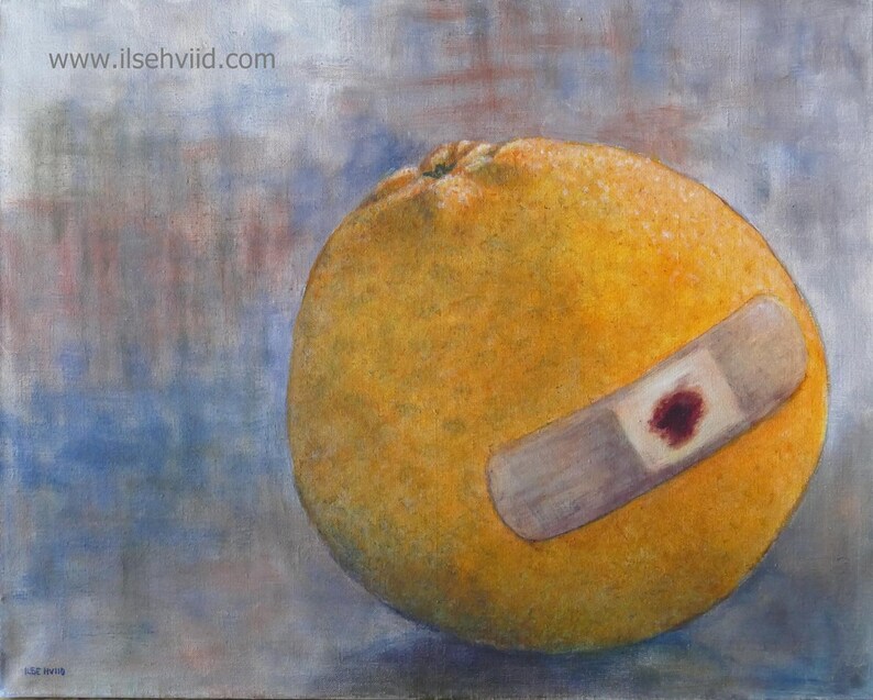 Puede incluir: Pintura al &oacute;leo de una gran fruta naranja con una tirita aplicada. La fruta es de un color amarillo-naranja vibrante, y la tirita tiene una mancha roja oscura. El fondo es una mezcla de tonos azules, grises y rosas. La direcci&oacute;n del sitio web "www.ilsehviid.com" es visible.