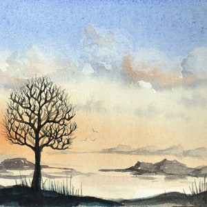 Tramonto sul mare, acquerello originale, dipinto di paesaggio dell'artista Ilse Hviid. Albero solitario sulle scogliere, cielo al tramonto e mare.