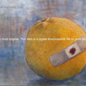 Puede incluir: Una pintura de una naranja con una tirita aplicada, sobre un fondo texturizado y multicolor. La obra de arte incluye el texto "Ilse Hviid original. This item is a digital downloadable file to print yourself."