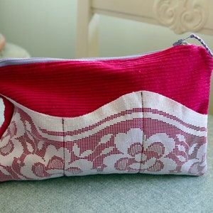 pochette à fermeture éclair, trousse, trousse à maquillage, velours côtelé rouge, tissu manchester en coton violet clair, poche pour lacet. mini sac à main cousu maison, pochette