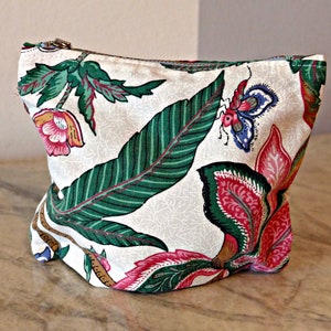 Astuccio con cerniera, astuccio per telefono, astuccio per matite, astuccio per il trucco, piccolo portafoglio in tessuto riciclato con fiori rosa e verdi, regalo per donna. Prodotto in Svezia.