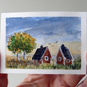 Paesaggio minuscolo, pittura ad acquerello, arte della casa delle bambole, creazione di carta, miniatura, arte originale. Alberi e cottage rosso, cielo azzurro, arte ACEO