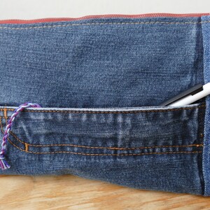Bolsa de tela vaquera azul. Neceser de bolsillo de tela vaquera reciclada y algodón. Bolso vaquero pequeño, diseño único. Bolsa con cremallera y bolsillo.