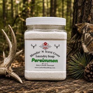 Puede incluir: Un frasco cuadrado de pl&aacute;stico transparente con tapa de rosca blanca que contiene detergente en polvo blanco. La etiqueta dice Blendin' N Scent Cover Laundry Soap Persimmon, Wt. 32 oz., Made in Ellisville, Mississippi, y www.LatherShackSoap.com.