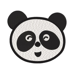 Peut inclure: Visage de panda brodé avec des détails noirs et blancs. Le panda a des oreilles, des lunettes et un nez noirs, avec un visage blanc et une bouche souriante. Le motif est probablement destiné aux écussons, aux vêtements ou à d'autres travaux manuels.
