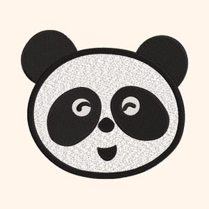 Peut inclure: Un écusson brodé représentant le visage d'un panda. Le motif se compose d'un visage circulaire blanc avec des oreilles noires, de grandes taches oculaires noires, un petit nez noir et une bouche noire. La broderie présente un relief texturé.