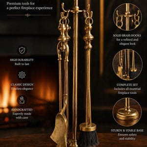 Puede incluir: Un juego de herramientas para chimenea de latón con una base resistente, que incluye una pala, un cepillo y un atizador. El juego incluye ganchos de latón macizo y está hecho a mano para un diseño clásico. El texto de la imagen dice "BRASS FIREPLACE TOOL SET".