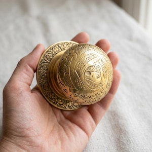 Oryginalna marokańska gałka do drzwi z litego mosiądzu – ręcznie grawerowane okucia w stylu arabeskowym w stylu vintage