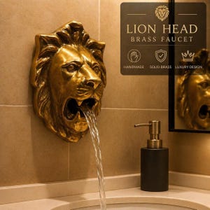 Könnte beinhalten: Ein goldfarbener Löwenkopf-Wasserhahn aus Messing, aus dessen Maul Wasser fließt. Der Wasserhahn ist an einer beigefarbenen gefliesten Wand montiert. Ein schwarzer und goldener Seifenspender steht auf der Theke darunter. Das Schild lautet "LION HEAD BRASS FAUCET".