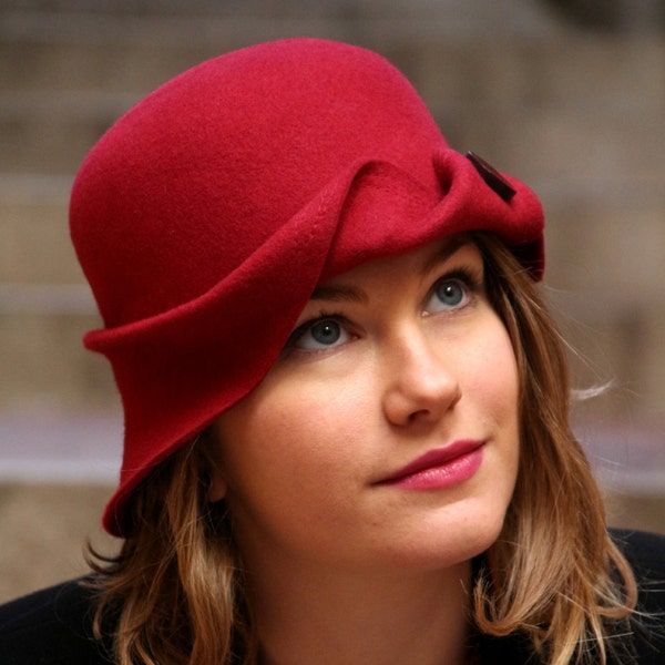 Designer Hut aus Wollfilz. Einzigartiger roter Damen Cloche Hut. Handmodellierte Krone. Französischer Hut. Einzigartiger Hut. Originelles Design